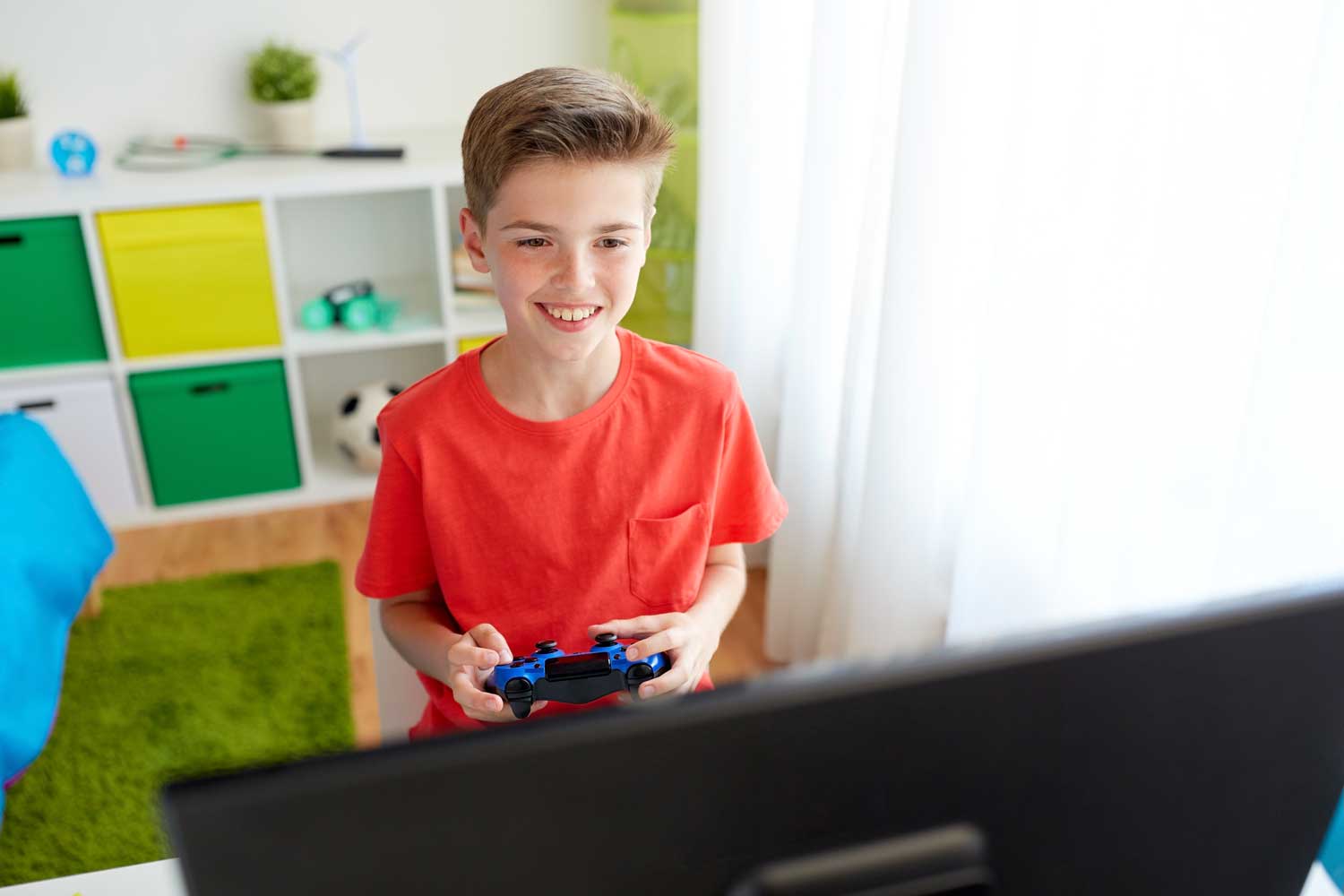 Включи для мальчиков 7 лет. Компьютерные игры для мальчиков. Мальчик с джойстиком. Видеоигры для детей. Дети играют в Видеоигры.